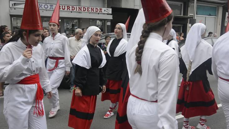 Kale Nagusian gelditu, eta dantza egin dute