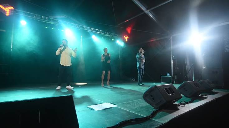 Supersingles taldearekin dantzatu dute Isla plazara joandakoek