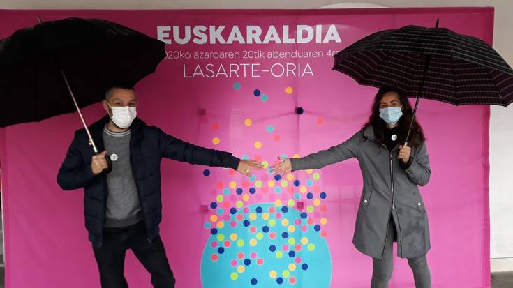 Herritarrak txapak jasotzen hasi dira