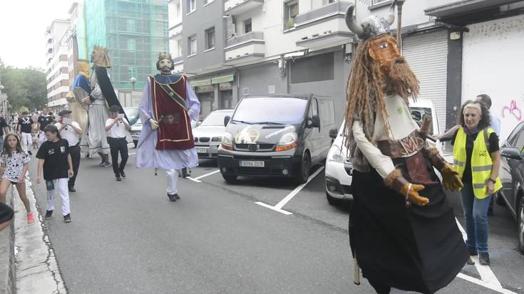 Erraldoi eta buruhandien konpartsa, Geltoki kalean