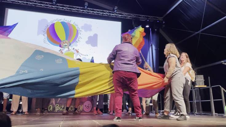 Elkarrekin dantzan amaitu dute Bizipoza jaialdia